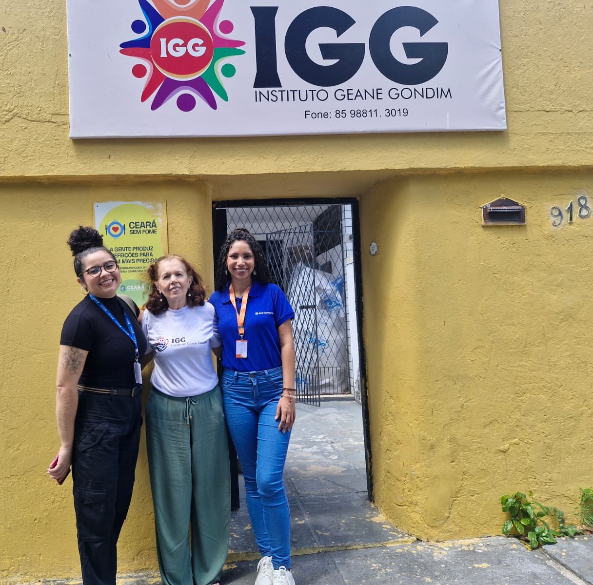 Equipe do Instituto Geane Gondim na fachada do instituto
